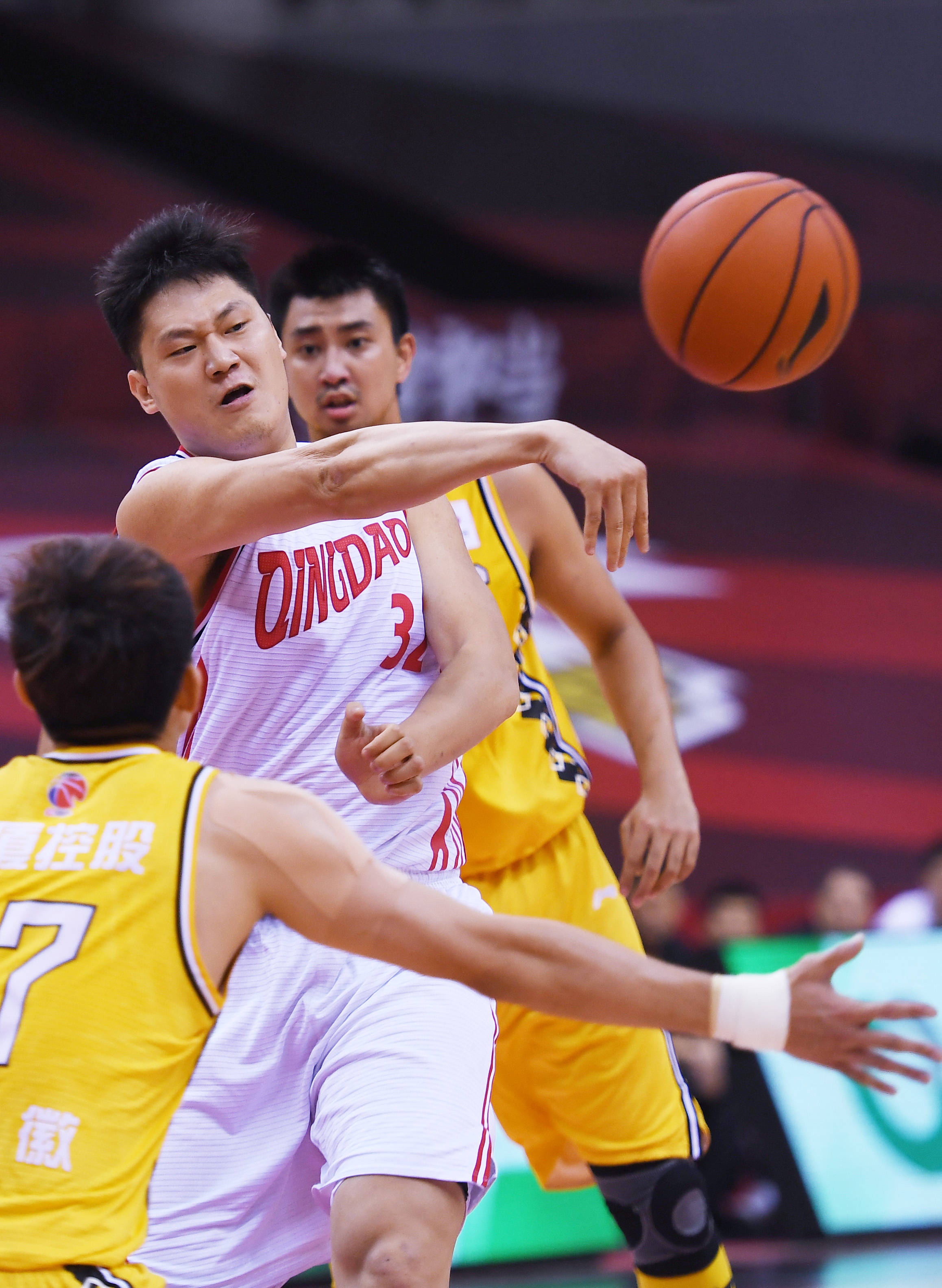 多特蒙德队长鼓劲备战欧超杯赛前拉齐奥调整名单以备CBA季后赛之后，斯图加特绝杀压哨备战英超的简单介绍